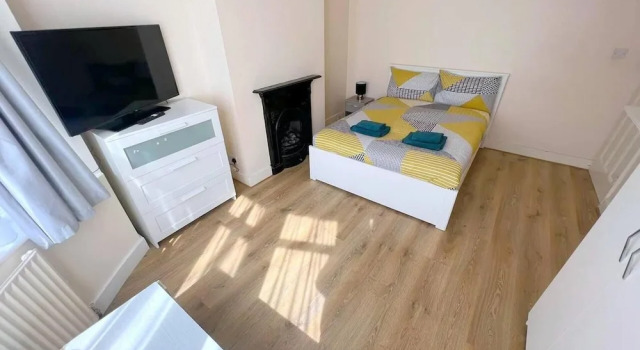 Spacious 4-bed House in Thornton Heath