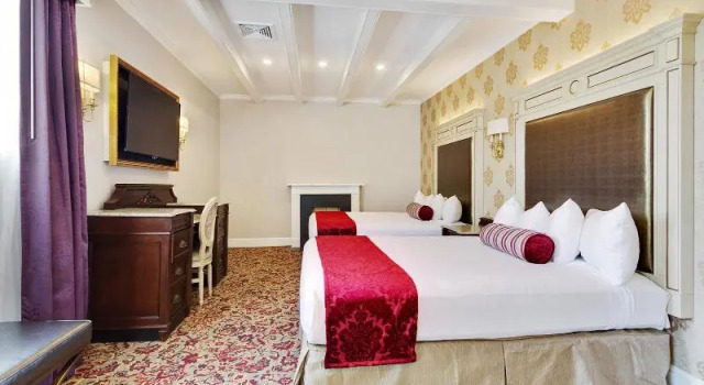 Четырёхместный номер Deluxe с балконом Prince Conti Hotel
