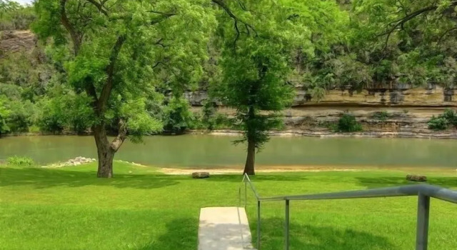 Номер Standard с 2 комнатами Riverfront Fun Rg 111 2 Bedroom Condo by RedAwning