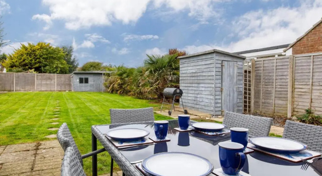 Коттедж Bright & Modern 4 br House 100 metres from Beach