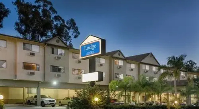 Travelodge La Mesa, Забронировать Отель «постель и завтрак» Ла Меса San Diego Metropolitan Area, рядом с Mission Trails Regional Park Lake Murray