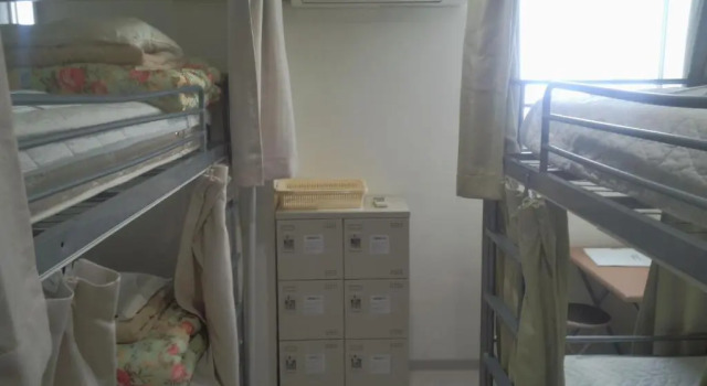 Кровать в общем номере Simple Stay Miyajima