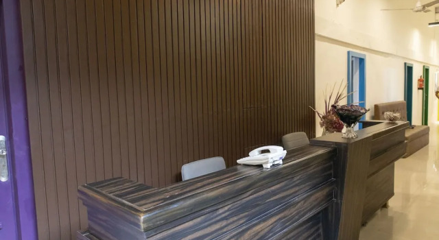 Empire Royale Hotel, Забронировать Отель Отели Мумбай с парковкой, рядом с Government Law College, Парковка