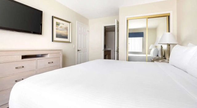 Четырёхместный номер Standard с 2 комнатами Hilton Vacation Club Riviera Beach & Shores