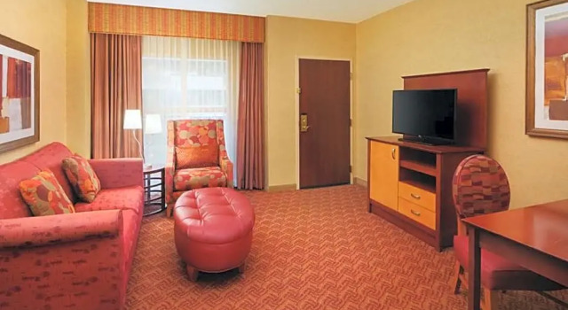 Люкс для гостей с ограниченными возможностями c 1 комнатой Отель Embassy Suites by Hilton Charlotte Concord Golf Resort & Spa