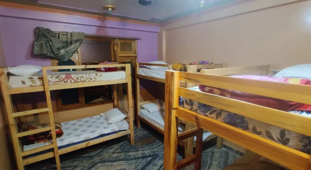 Кровать в общем номере Цокольный этаж с 2 комнатами Majestic Mountain Bhaiji Guest House
