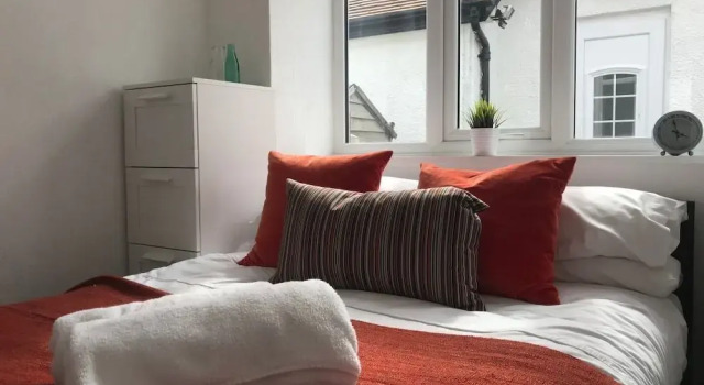 "Eastville Court Rhyl" by Greenstay Serviced Accommodation - A Cosy 2 Bedroom Bungalow with Parking, Dog Friendly, Close To Beaches, Shops & Restaurants - Ideal for Families, Friends, Couples & Business Travellers, Забронировать Дом для отпуска Рил Клоид