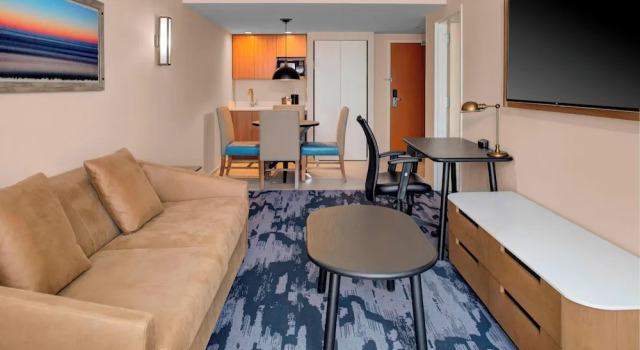 Люкс c 1 комнатой с балконом Fairfield Inn & Suites by Marriott Virginia Beach Oceanfront