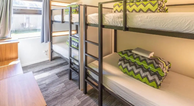 Кровать в общем номере с видом на озеро Haka House Lake Tekapo