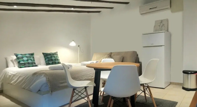 Attic apartment in the historic center, Забронировать Апартаменты/квартира Мадрид Провинция Мадрид, рядом с Дом-музей Лопе де Вега