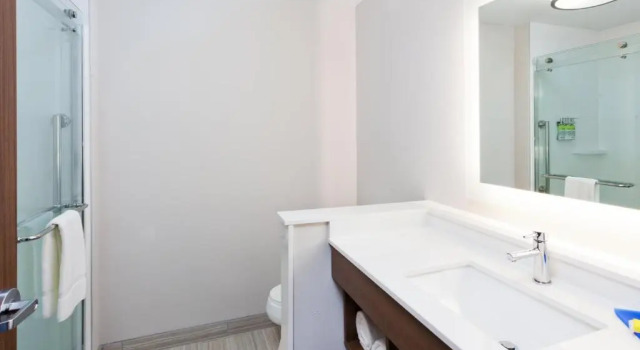 Люкс с 2 комнатами Holiday Inn Express & Suites - Fayetteville by IHG
