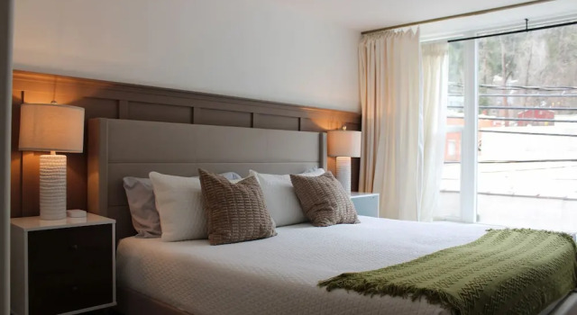Четырёхместный люкс Deluxe The Brooks Hotel Restaurant and Lounge