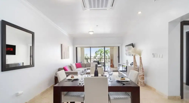 Beautiful 2BR Condo w Large Balcony in Palm Beach, Varaa Hotelli Hotellit Palm Beach. pysäköinnillä, Pysäköinti