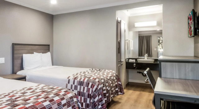 Четырёхместный номер Standard Econo Lodge Vallejo Fairgrounds