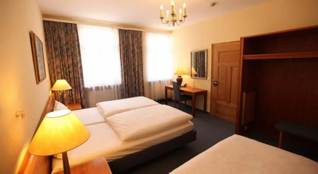 Кровать в общем номере Altstadthotel Fürth