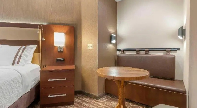Люкс с балконом Best Western Plus Superior Inn & Suites