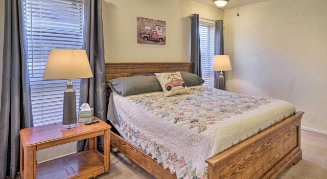 Home w/ Screened Porch ~ 10 Miles to Dtwn Okc!, Rezerwuj Hotel Moore Oklahoma