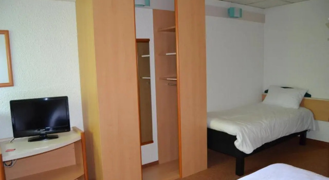 Трёхместный номер Standard ibis Egletons