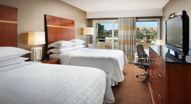 Четырёхместный номер Standard с балконом Sheraton Agoura Hills Hotel