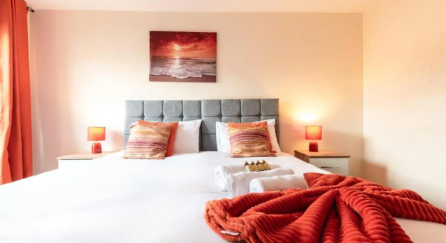 BEST PRICE! STUNNING 2 Bed City Centre - 4 single beds or 2 Super king, Smart TVs, Sofa Bed & FREE SECURE PARKING