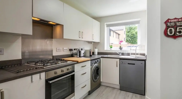 Семейный коттедж с балконом Blackstone Walk - Fabulous Houses with Parking