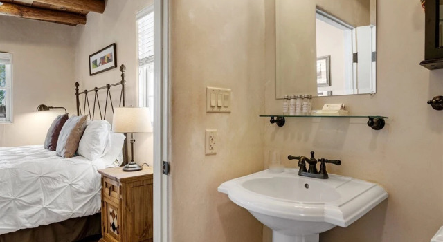 La Luz - Luxurious East Side Adobe With Hot Tub and Kiva Fireplace, Walk Everywhere, Varaa Lomakoti Santa Fe New Mexico