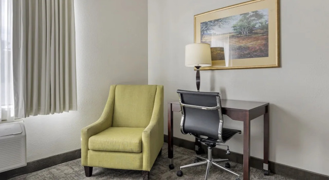 Четырёхместный номер Standard Seaport Inn and Suites