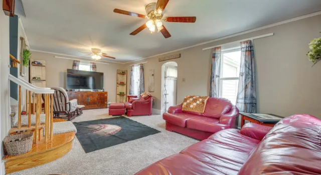 Cozy Iowa Getaway w/ Patio & Fenced-in Yard!, Varaa Lomakoti Dyersville Iowa