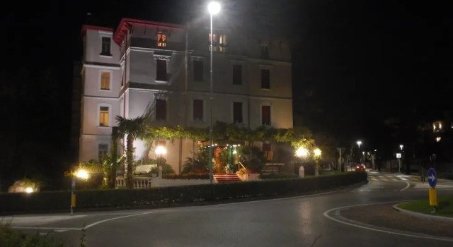 Hotel Giardinetto, Забронировать Отель Отели в центре Дезенцано-дель-Гарды с завтраком, отели в центре Дезенцано-дель-Гарды с завтраком