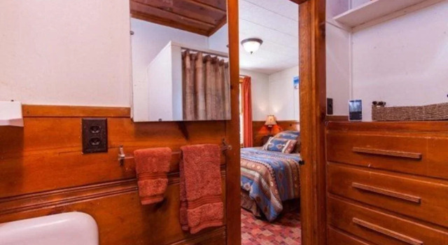 Couples Cove Lakefront Cabin