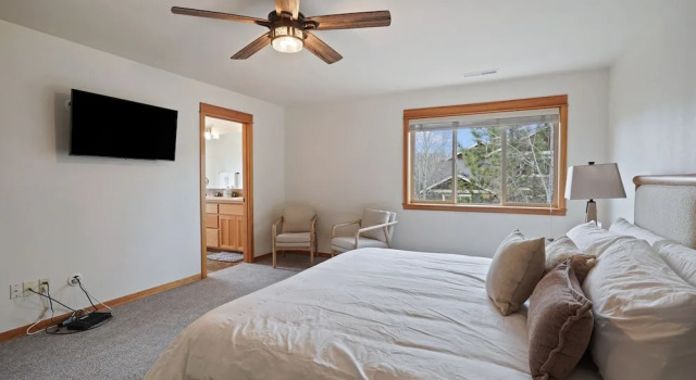 Professionally Decorated Shevlin Home features Private Hot Tub by RedAwning, Prenota Casa vacanze Bend 