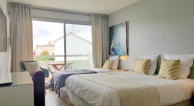Трёхместный номер Standard с балконом Hotel Sable Et Soleil - Port, Plage & Jacuzzi privé
