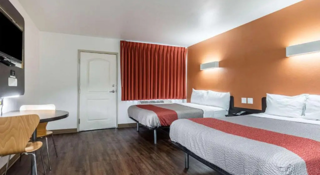 Четырёхместный номер Standard с балконом Pacific Inn