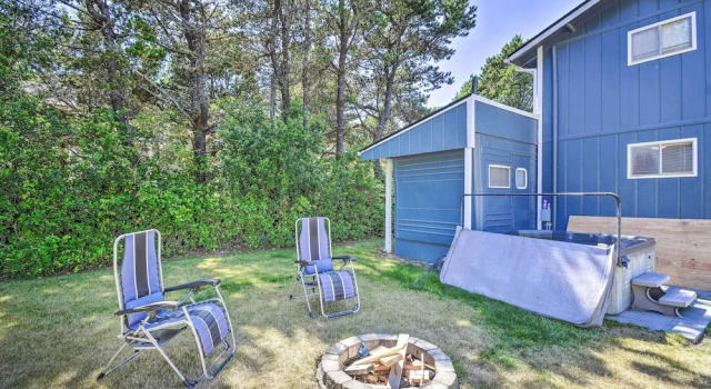 Коттедж с 2 комнатами с балконом Coastal PNW Gem w/ Hot Tub - Walk to Beach!