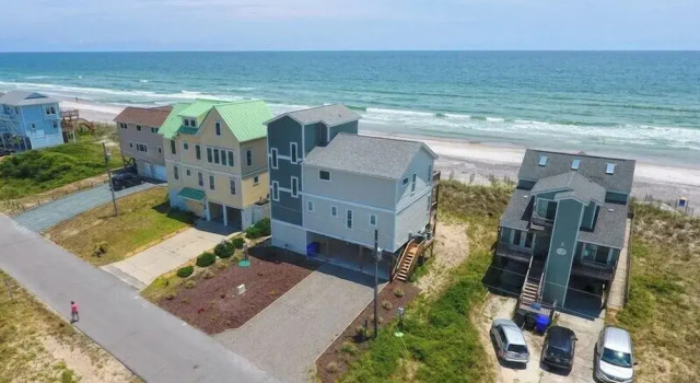 Sea For Miles by Topsail Realty, Забронировать Отель Отели Норт-Топсейл-Бич с парковкой, Парковка