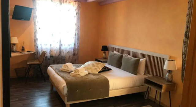 Номер Superior Hôtel Bien-Être Aux Cyprès de Marquay-Calme et élégance-Laissez-vous porter par une ambiance chaleureuse où chaque instant compte-Découvrez un havre de paix où nature et confort se marient pour vous offrir une expérience unique- Réservez dès aujourdhui