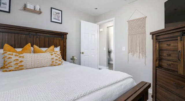 New Rental 3 Bedroom Saltwater Pool Home Sleeps 6 Fenced Backyard 3 Home by Redawning, 예약 호텔 브레던톤 비치 Sarasota Area