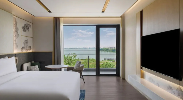 Двухместный номер Standard с балконом и с видом на озеро Suzhou Marriott Hotel Yangcheng Lake
