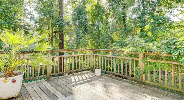 Коттедж 3 Mi to Marina: Quiet Getaway w/ Deck in Lexington