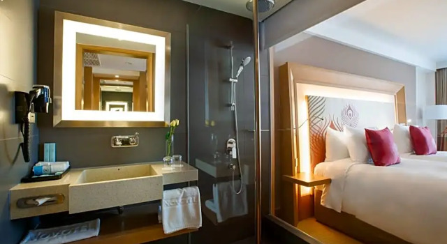 Номер Luxury Novotel Yangon Max
