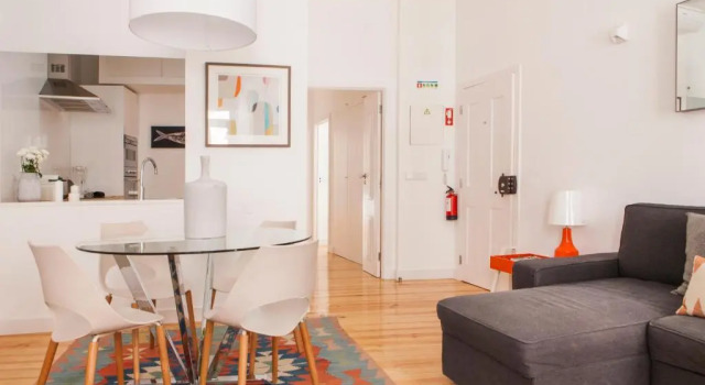 Cozy 1st Floor Flat Central Chiado District With Balconies and AC 19th Century building