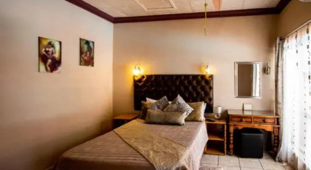 Invite Guest House - Self Catering Accommodation in Vanderbijlpark, Prenota Affittacamere Hotel a Gauteng con piscina, Piscina