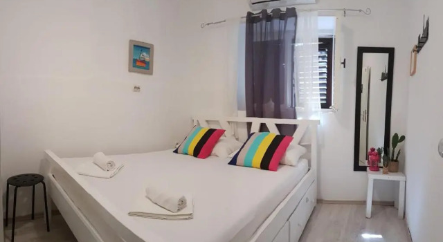 White Rabbit Hostel, Prenota Ostello Città di Lesina 