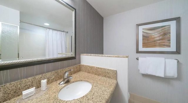Четырёхместный номер Standard Courtyard by Marriott Salisbury
