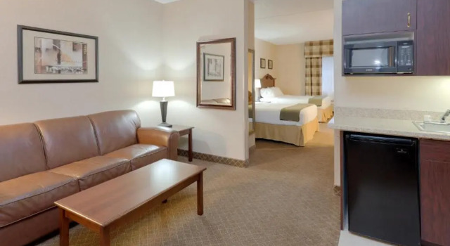 Четырёхместный номер Standard Holiday Inn Express Mentor Banquet Center by IHG