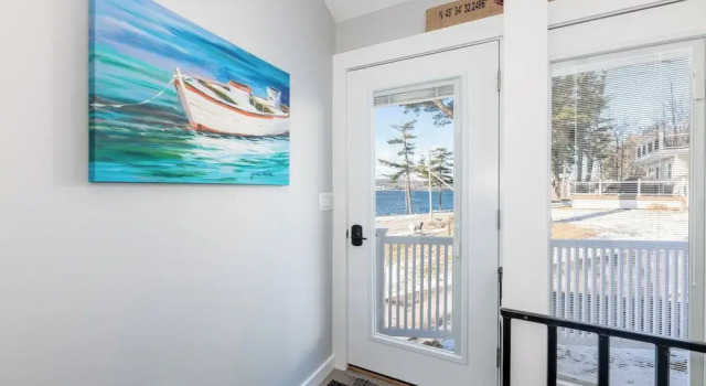 Апартаменты Steps to Beach: Lake-view Laconia Getaway!