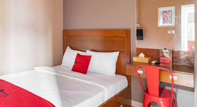 RedDoorz Hostel near LTC Glodok