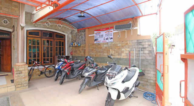 RedDoorz near Mall Ambarukmo Yogyakarta, Book Hotel Depok 