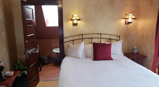 Номер Luxury Greenbriar Inn