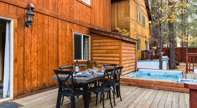 2 Cabins, Close to the Lake Hot Tub, Game Loft, Deck, 6bdr Jumper & Jackhorn, Rezerwuj Dom wakacyjny Big Bear Lake Stany Zjednoczone